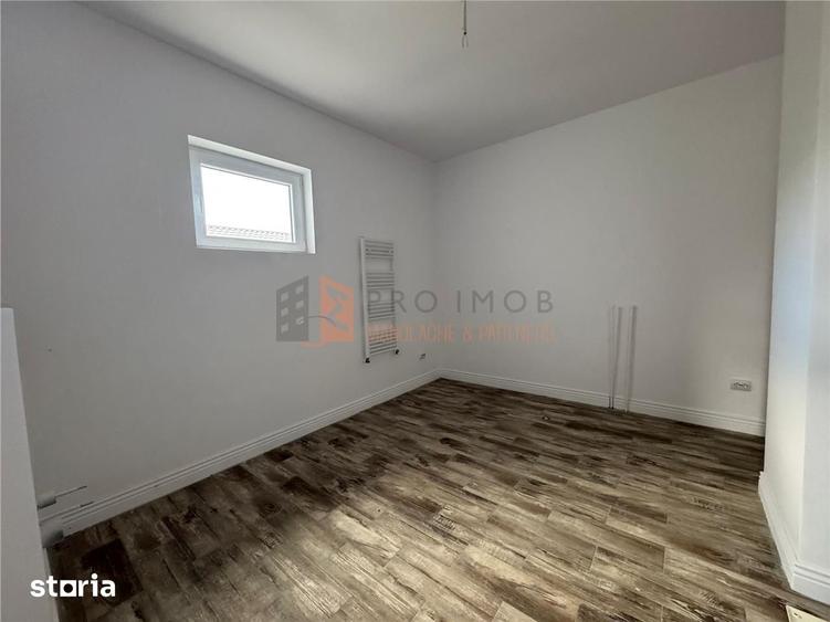 Casă cu 6 camere decomandat cu Teren 702 Mp în Vadu Pașii