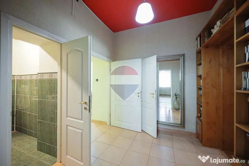 Casă cu 5 camere cu Teren 554 Mp în Central