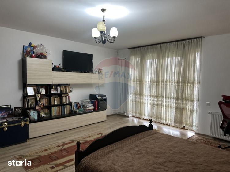 Casă cu 4 camere cu Teren 5000 Mp în Girov