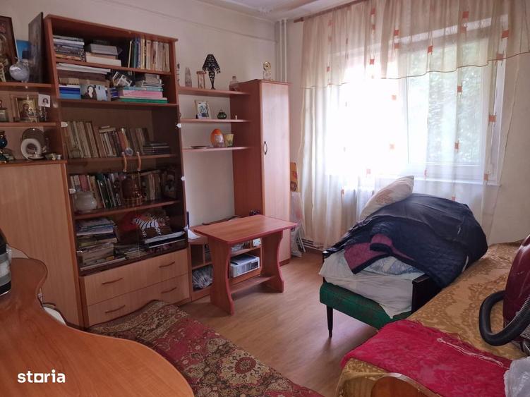 Apartament cu 3 camere decomandat în Nicolina