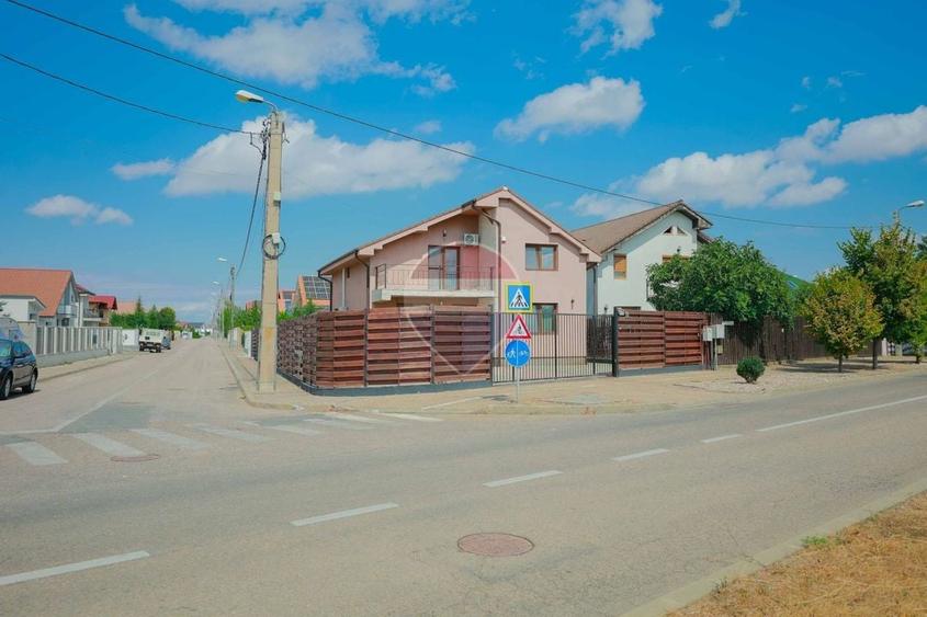 Casă individuală cu 5 camere cu Teren 505 Mp în Central