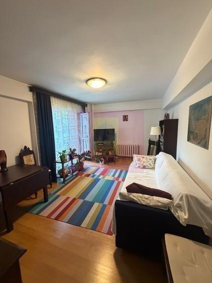 Apartament cu 4 camere decomandat în Obor