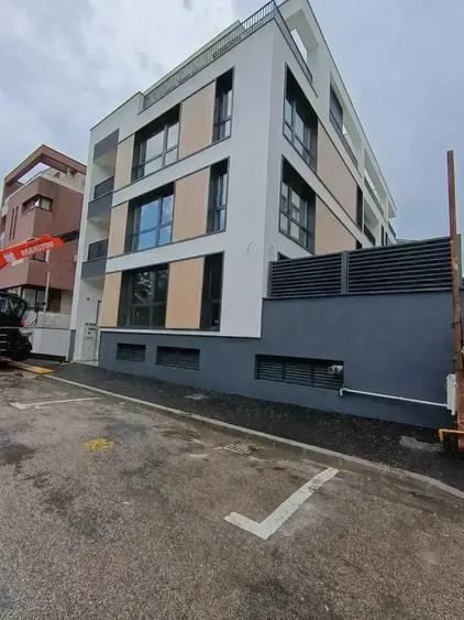 Apartament cu 3 camere semidecomandat în Vitan