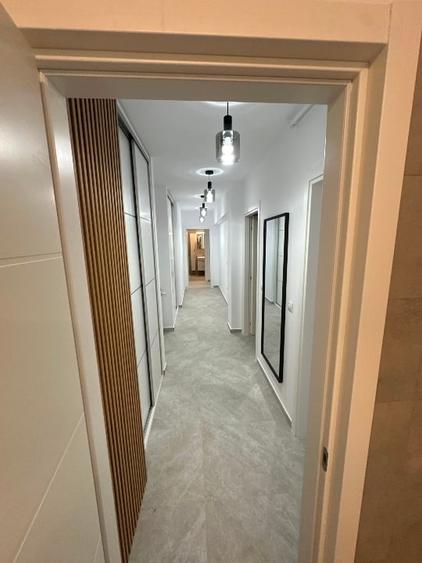 Apartament cu 3 camere decomandat în Tractorul