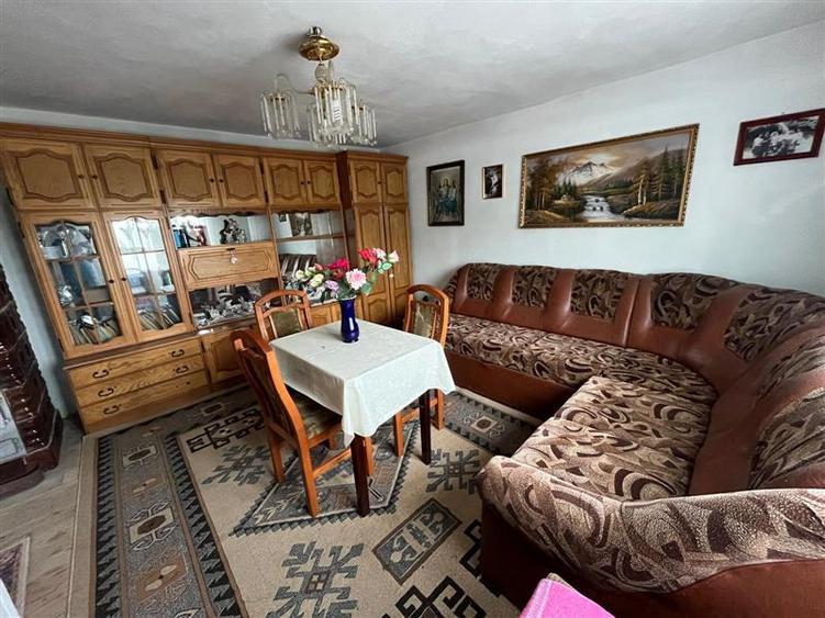 Casă individuală cu 6 camere cu Teren 5900 Mp în Est