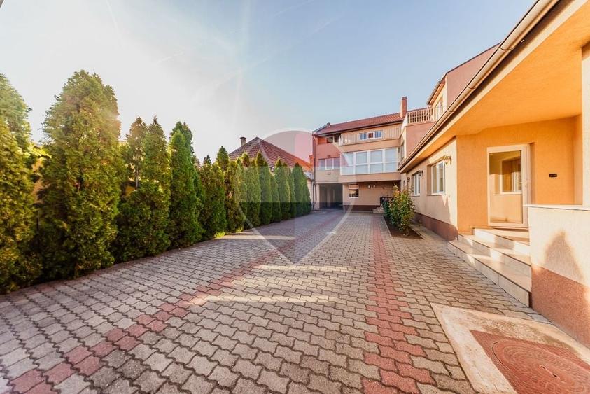 Casă individuală cu 14 camere cu Teren 1282 Mp în Micălaca