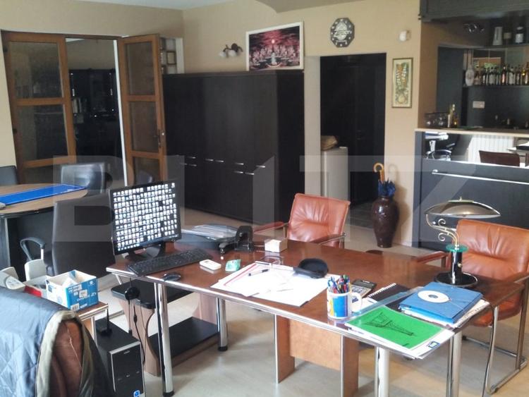 Casă individuală cu 10 camere cu Canalizare în Central