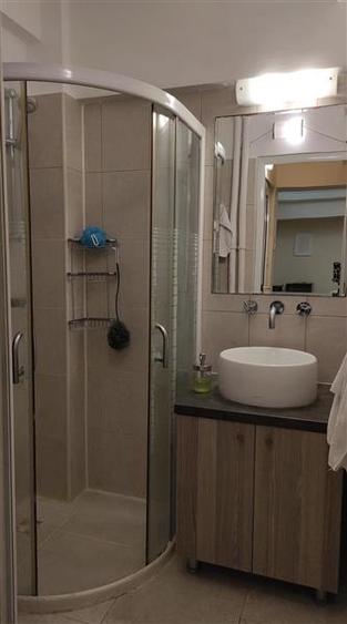 Apartament cu 3 camere semidecomandat în Calea Victoriei