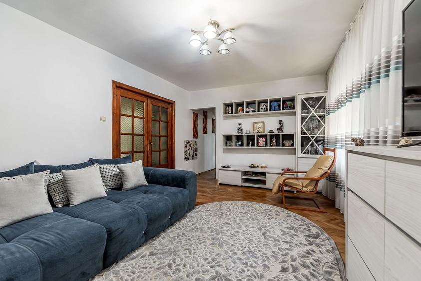 Apartament cu 3 camere semidecomandat, mobilat în Aurel Vlaicu