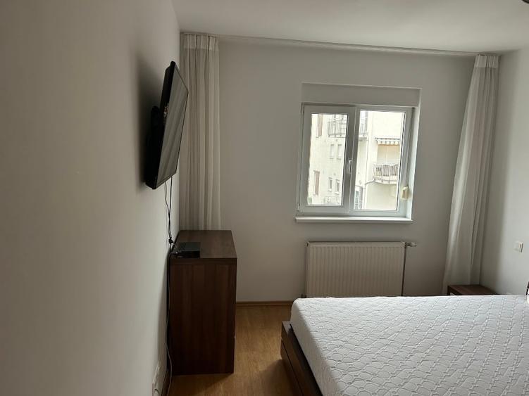 Apartament cu 3 camere semidecomandat, mobilat în Central