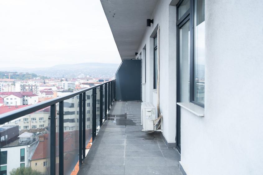 Apartament cu 3 camere semidecomandat, mobilat în P-ța Mihai Viteazul
