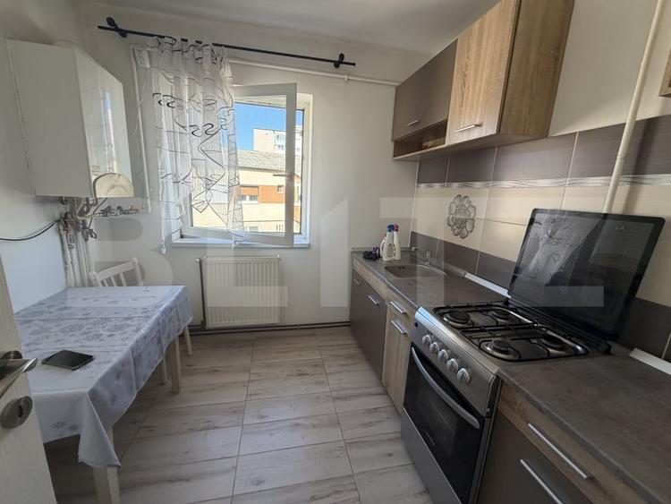 Apartament cu 2 camere semidecomandat, mobilat în Cetate