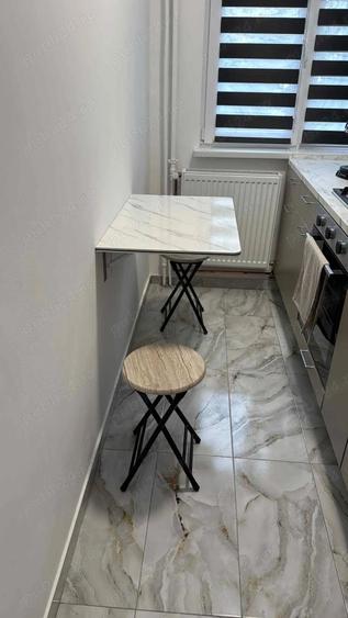 Apartament cu 2 camere semidecomandat în Craiovița Nouă