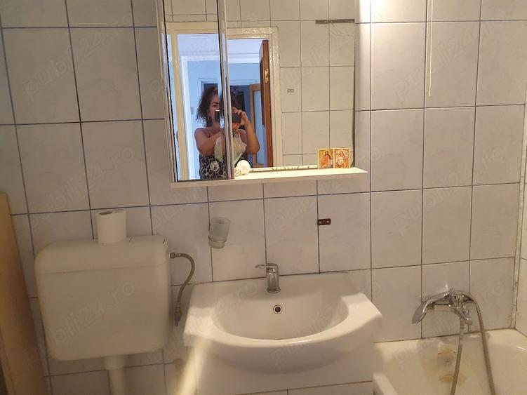 Apartament cu 3 camere semidecomandat în Berceni