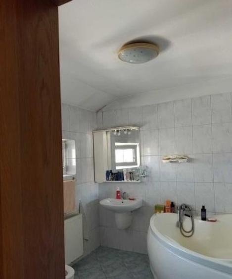 Apartament cu 3 camere semidecomandat, mobilat în Pantelimon