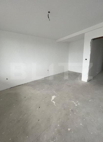 Apartament cu 3 camere semidecomandat în Careiului