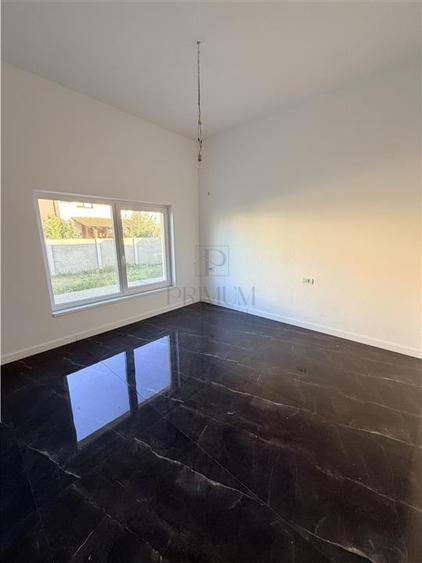 Duplex cu 3 camere cu Canalizare în Albina