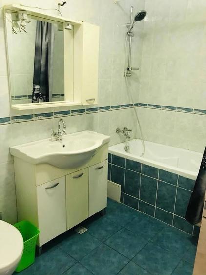Apartament cu 3 camere semidecomandat în Florești