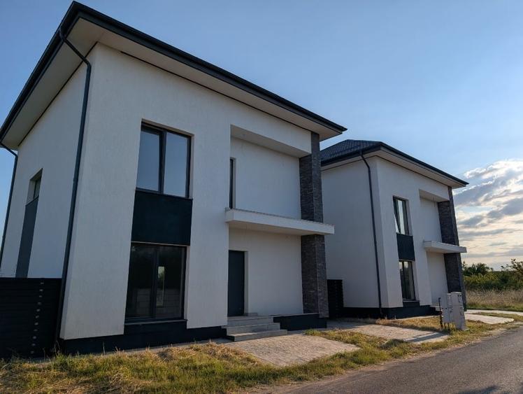 Casă individuală cu 6 camere cu Canalizare în Tamași