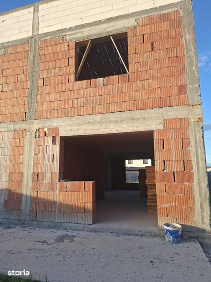 Casă cu 5 camere cu Teren 300 Mp în Malu Mare