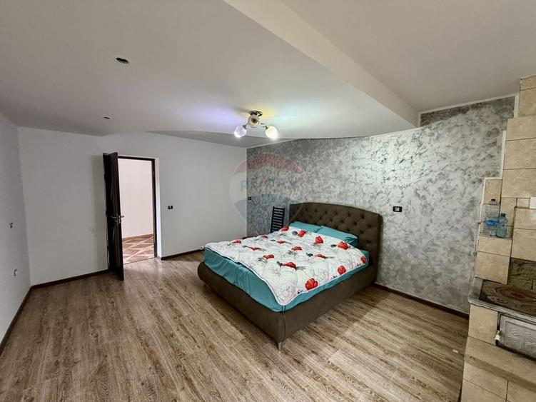 Casă individuală cu 8 camere cu Canalizare în Vulturu