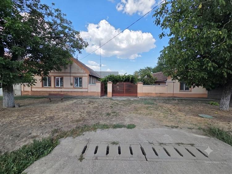 Casă cu 4 camere în Pădureni