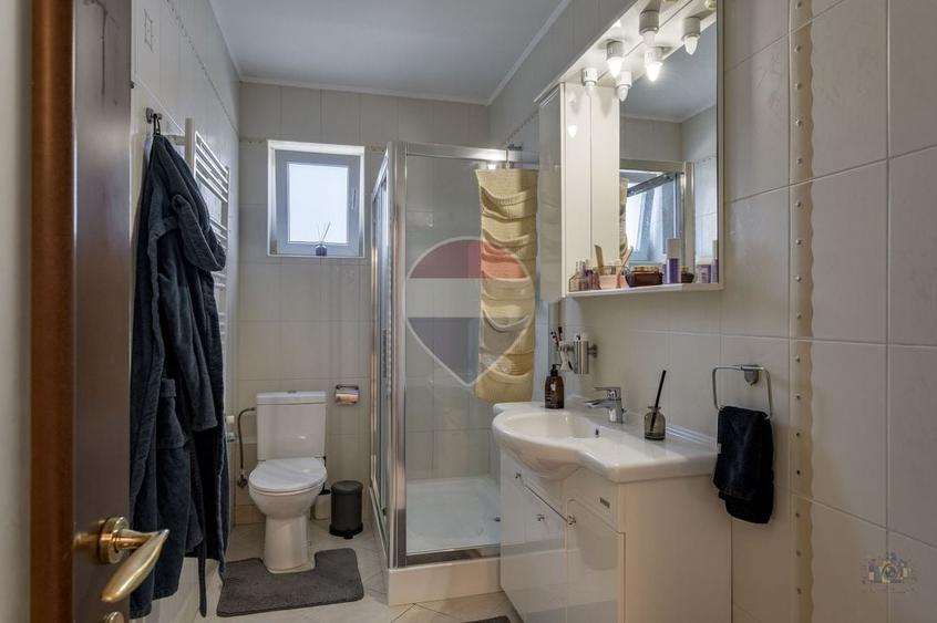 Casă individuală cu 6 camere cu Teren 492 Mp în Exterior Est