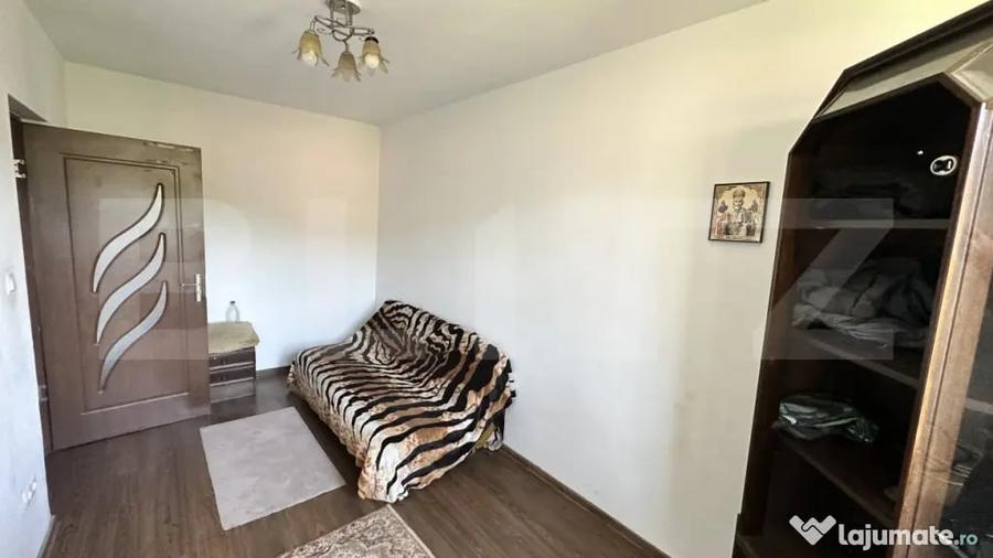 Apartament cu 3 camere semidecomandat în Cetate