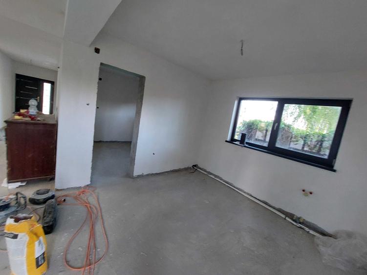 Casă cu 4 camere în Exterior Vest