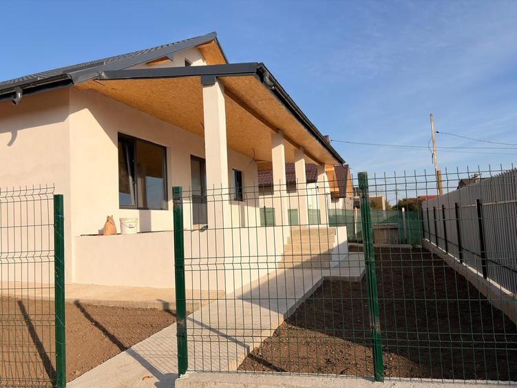 Casă cu 4 camere în Sârca