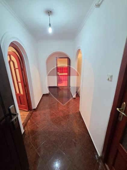 Apartament cu 3 camere decomandat, mobilat în Central