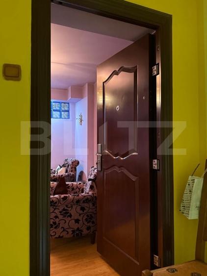 Apartament cu 3 camere semidecomandat, mobilat în Central