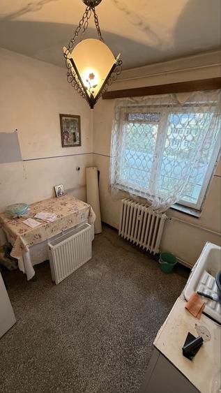 Apartament cu 3 camere semidecomandat în Precista