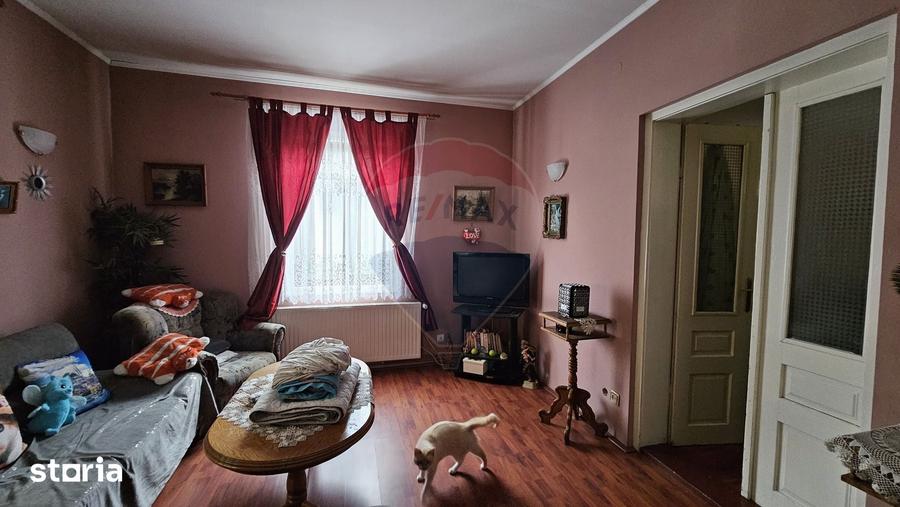 Casă cu 6 camere cu Teren 200 Mp în Central