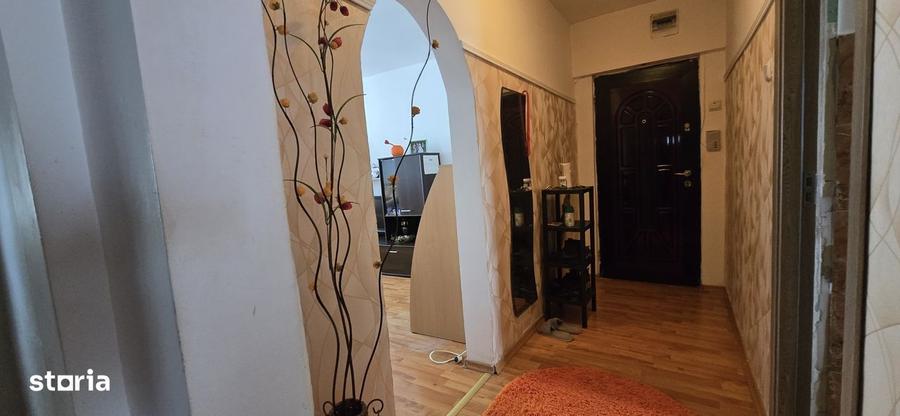 Apartament cu 3 camere decomandat în Micro 11