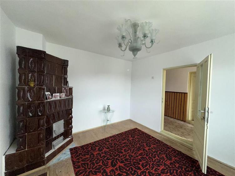 Casă individuală cu 6 camere cu Teren 750 Mp în Periferie