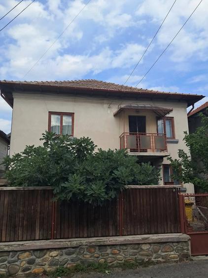 Casă cu 7 camere cu Teren 196 Mp în Central