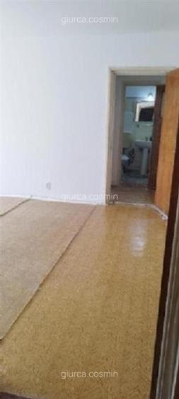 Apartament cu 3 camere semidecomandat în Berceni