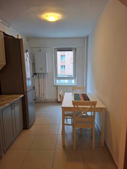 Apartament cu 3 camere decomandat în Exterior Vest