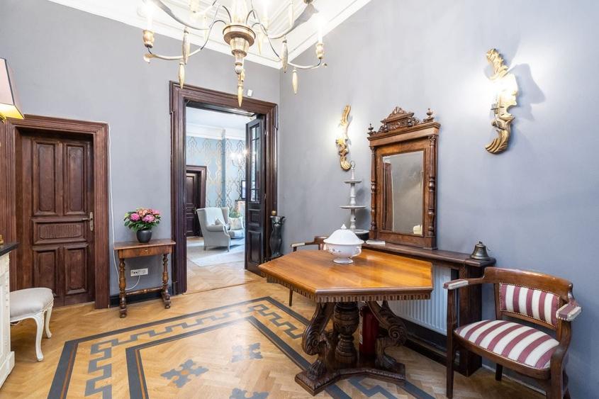 Apartament cu 4 camere circular în Calea Victoriei