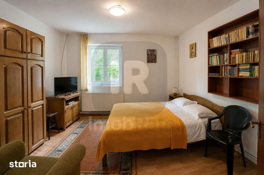 Casă cu 10 camere cu Teren 331 Mp în Moieciu