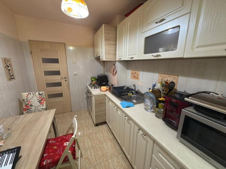 Apartament cu 3 camere semidecomandat, mobilat în Nord