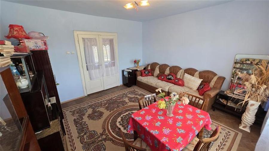 Casă individuală cu 9 camere cu Teren 4400 Mp în Petrilova