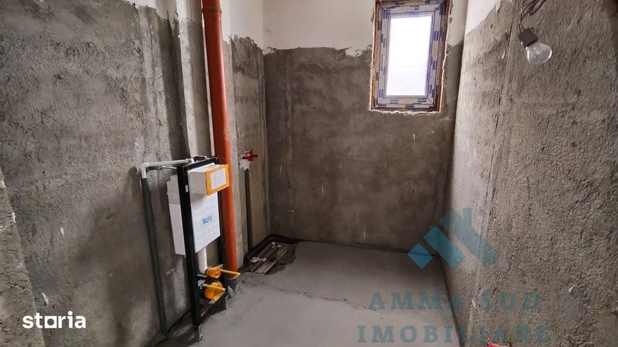 Casă cu 9 camere cu Teren 300 Mp în Central