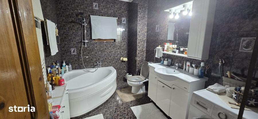 Casă cu 7 camere cu Teren 3000 Mp în Gura Ocniței