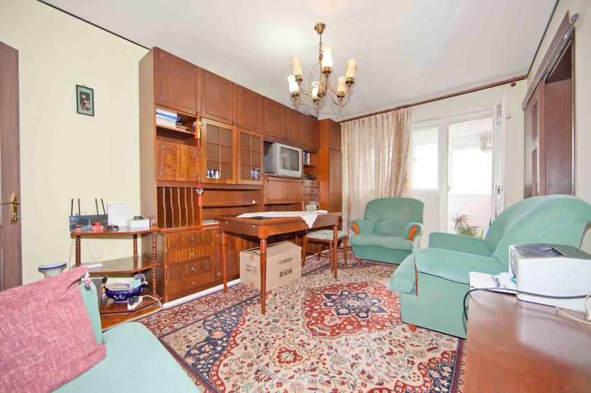Apartament cu 3 camere semidecomandat în Tineretului