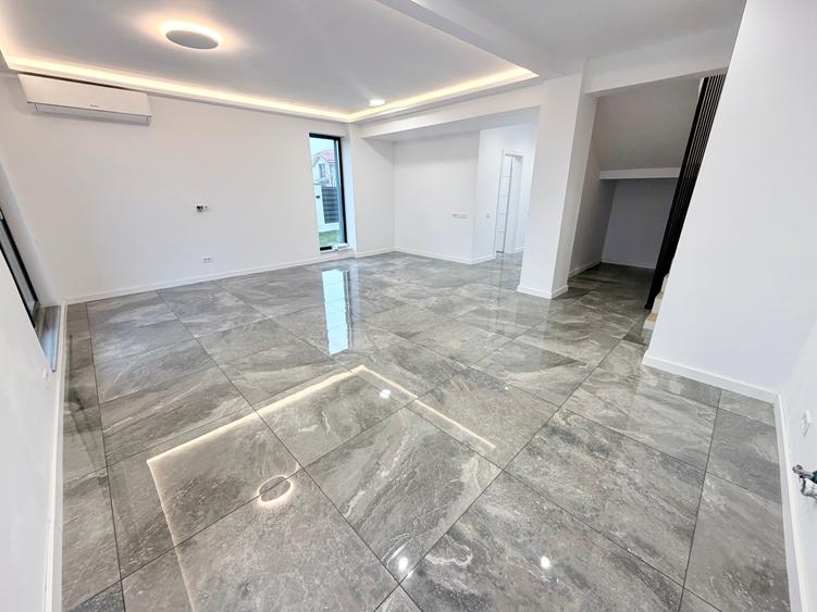 Duplex cu 5 camere cu Teren 242 Mp în Exterior Sud