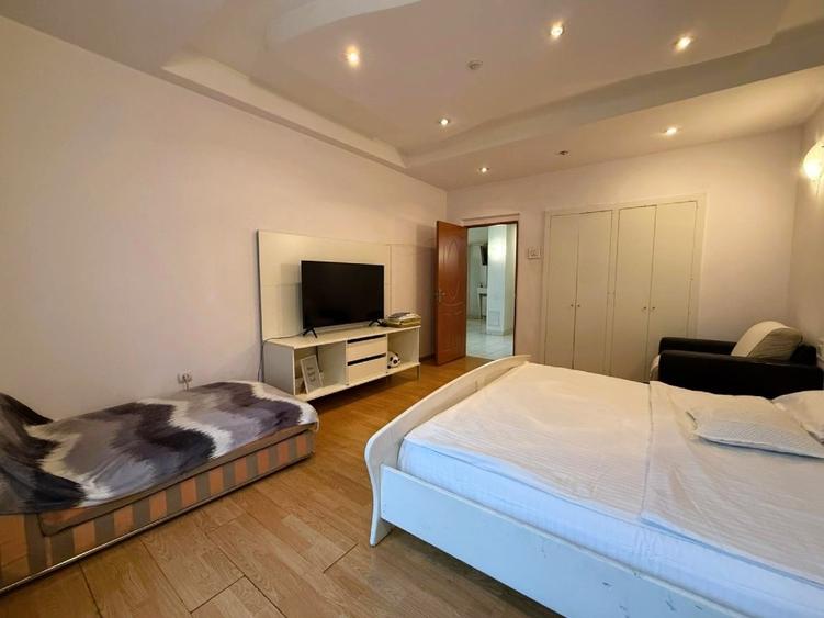 Apartament cu 3 camere semidecomandat în Universitate