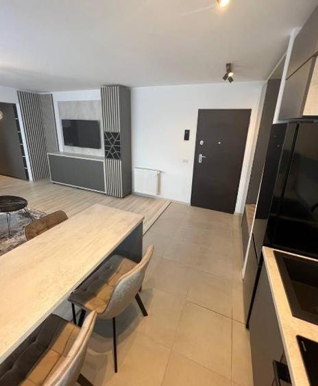 Apartament cu 2 camere decomandat în Tractorul