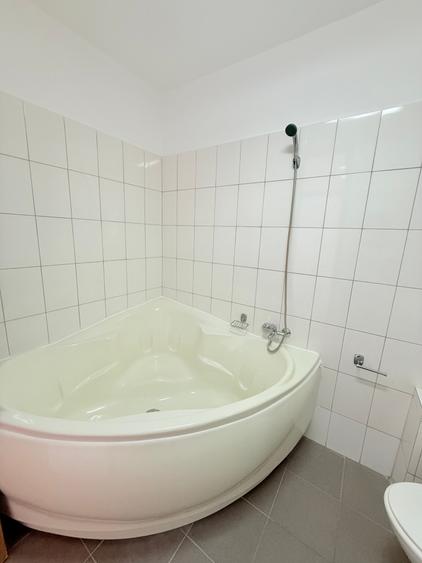 Apartament cu 4 camere decomandat în Lacul Morii